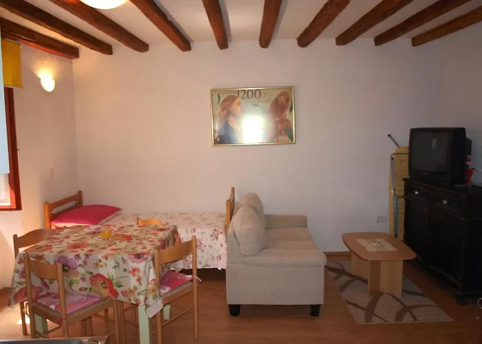 Apartment 52