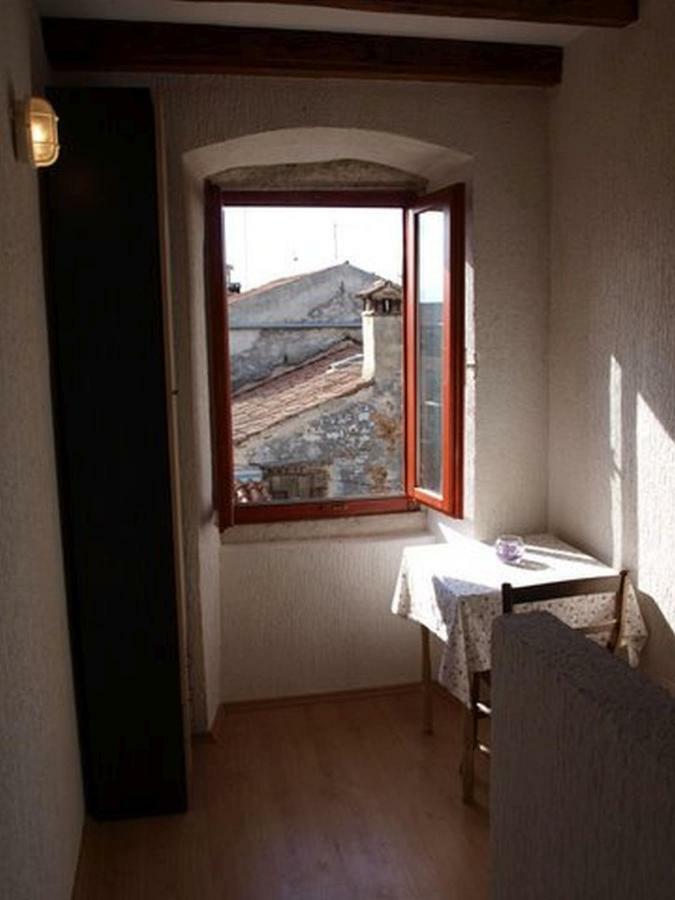 Apartment 52